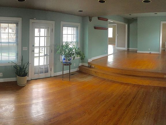 3rd image of 2102 W Linden Ave