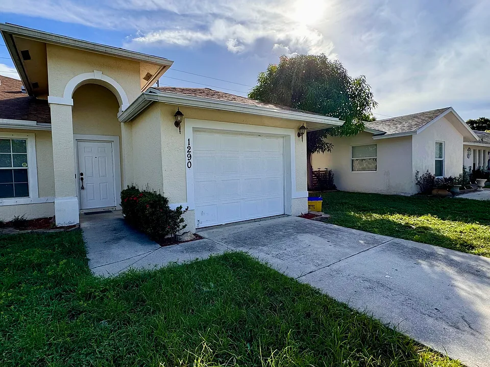 1290 Riverside Cir