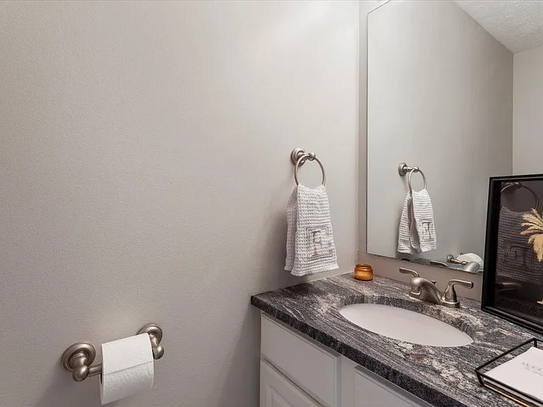 1130 Winthrope Chase Dr — Photo 11
