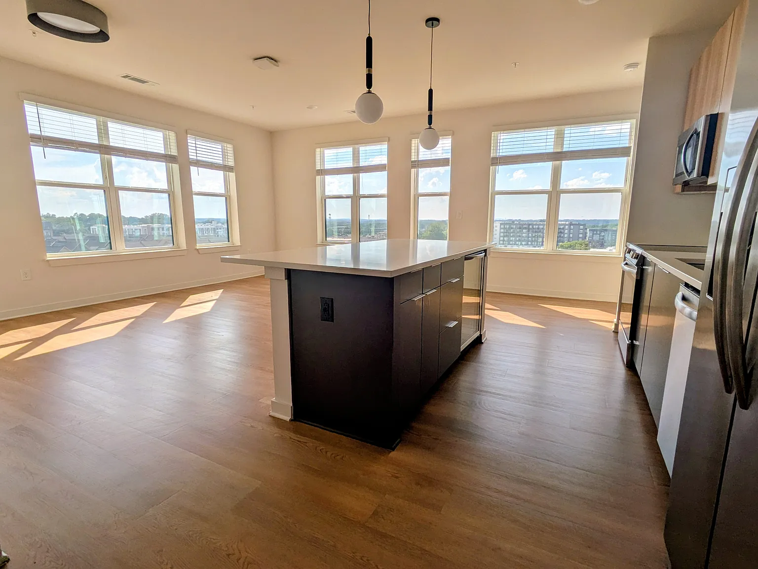 2 bed, 1126 sqft, $1,799 — Photo 2