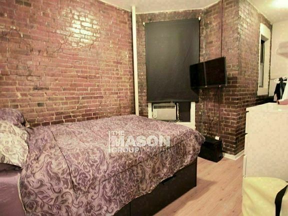 5th image of 333 W 43rd St #2S