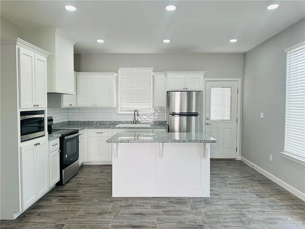 3 bed, 2.0 bath, 1007 sqft, $1,250 — Photo 3