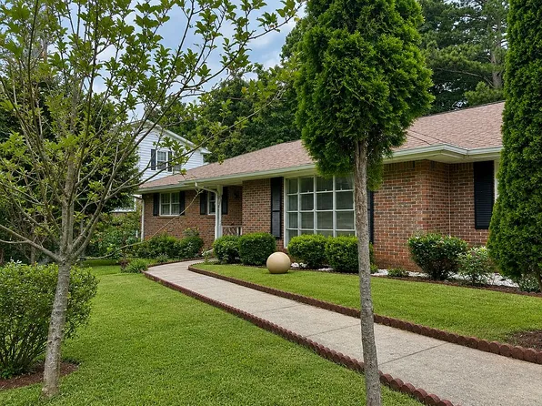 953 Celtic Cir, Stone Mountain, GA 30083