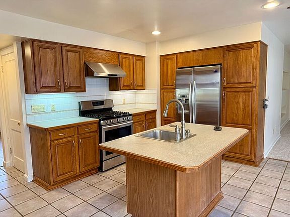 5th image of 3252 Medina Ave