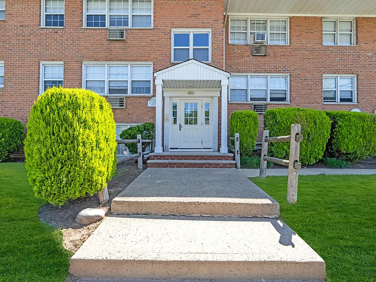 Sunrise Village — Photo 10