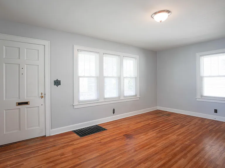 815 E Chestnut St — Photo 12