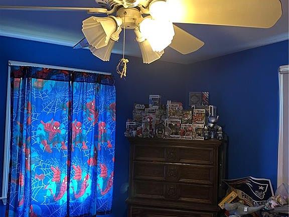 4th image of 330 Maureen Cir