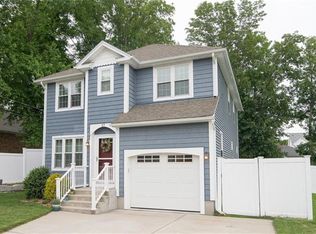 27 Shoreham Ct, Pawtucket, RI 02860