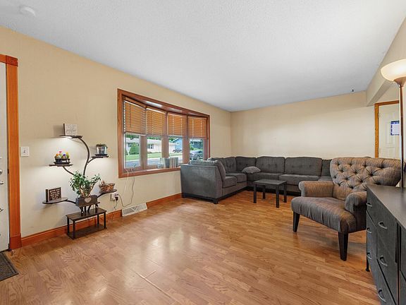 5th image of 1401 Summer Ln
