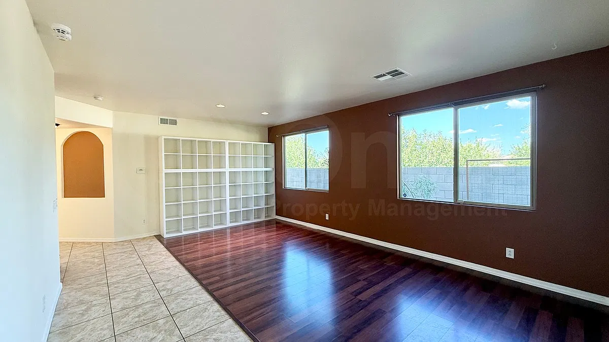 4 bed, 2.5 bath, 2327 sqft, $2,700 — Photo 4