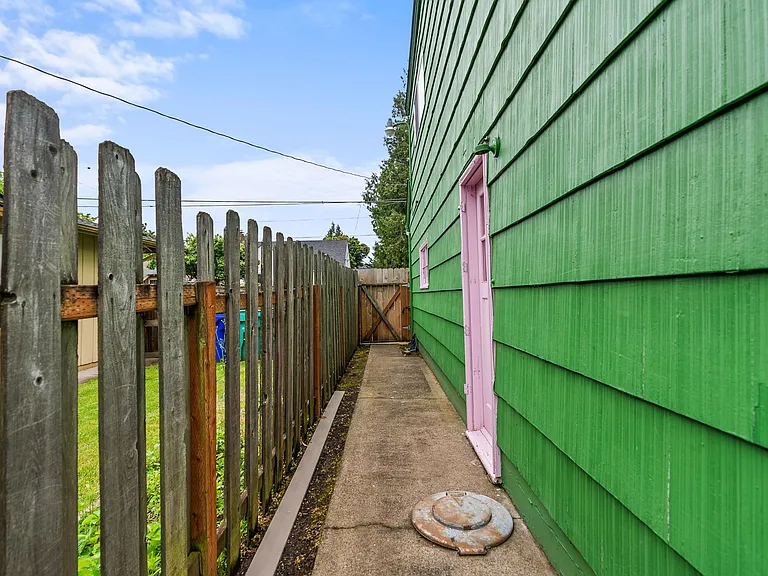 233 NE Holland St — Photo 37