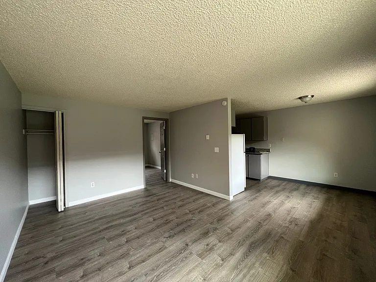 Surrey Square Apartments — Photo 17
