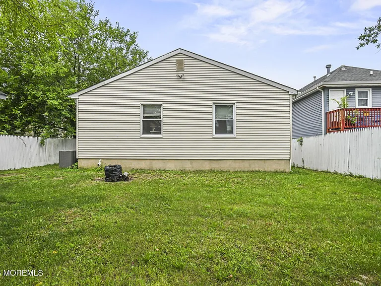 12 Bayview Ave — Photo 22