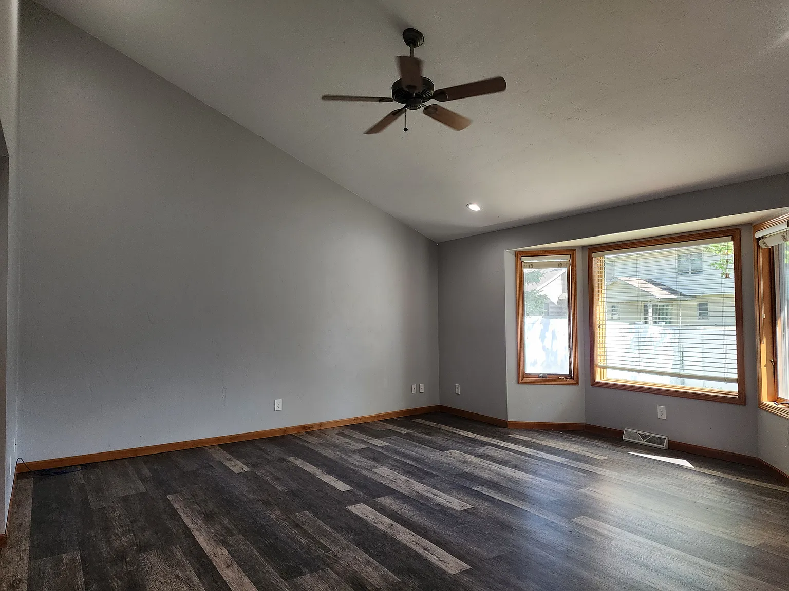 3 bed, 2900 sqft, $2,950 — Photo 2