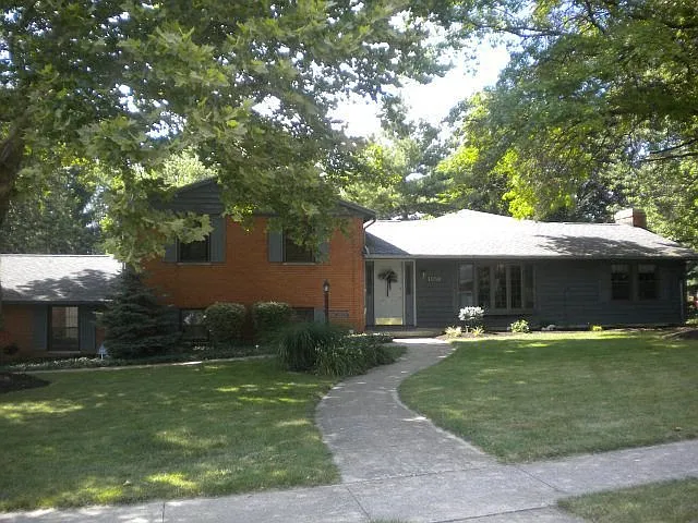 1050 Riviera Dr photo 1
