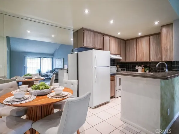8801 Independence Ave APT 21, Canoga Park, CA 91304