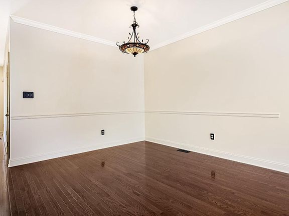 5th image of 320 Oxford Ln