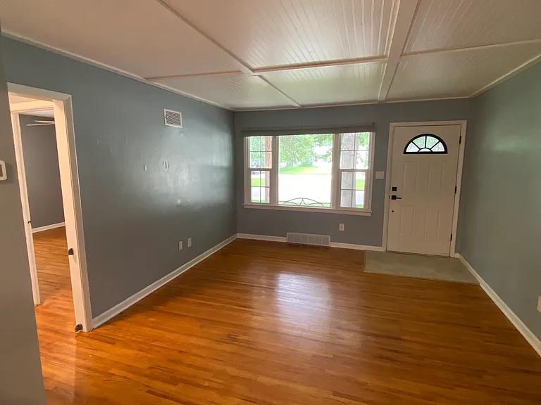 850 N Westview Dr — Photo 2