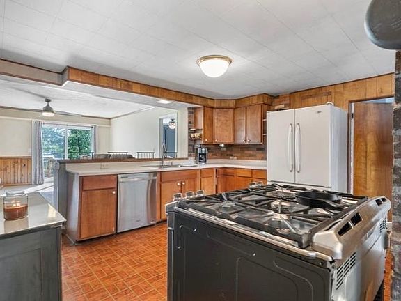 5th image of 212 Pearl St