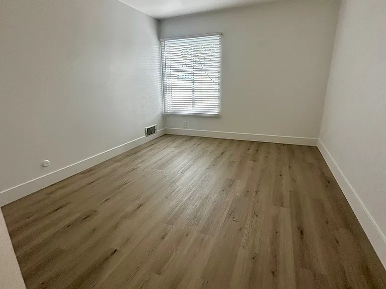 18366 Collins St #6 — Photo 7