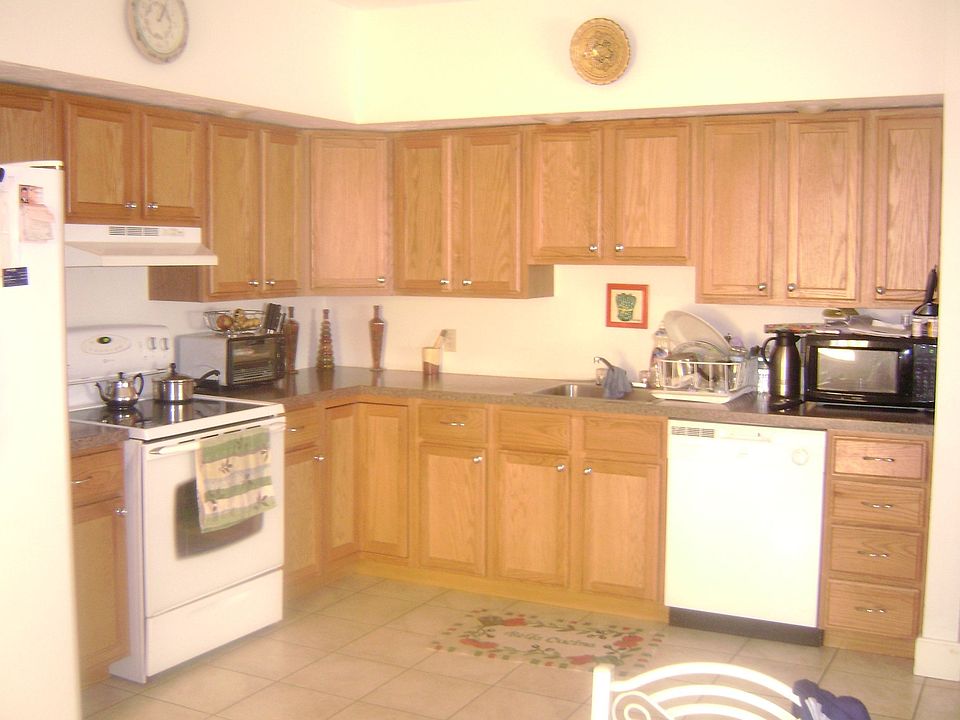 Large eating kitchen