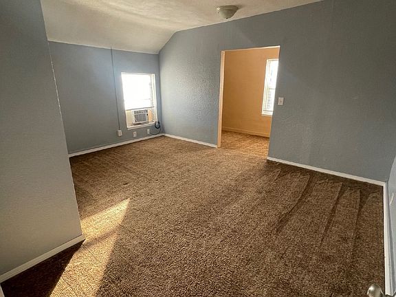 4th image of 1126 1/2 N Dearborn St