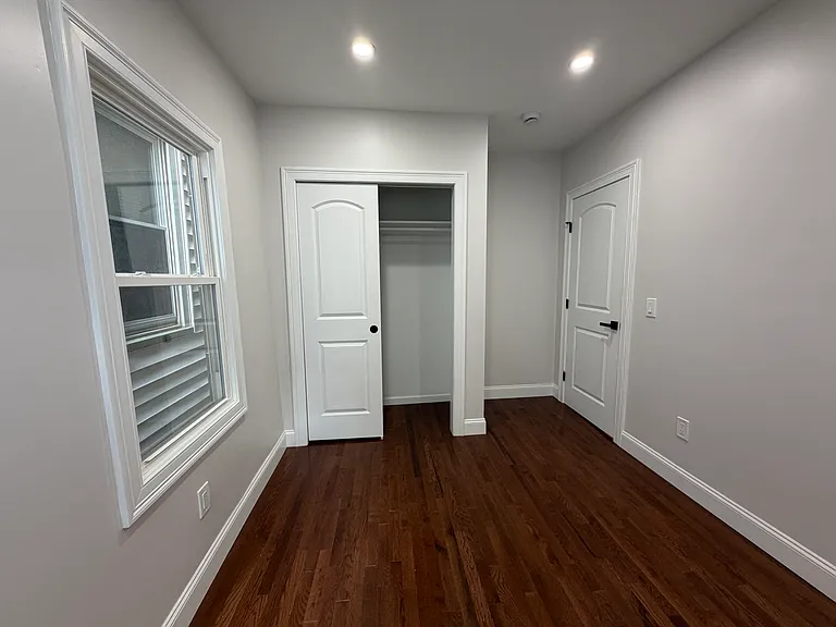 24 Dean St — Photo 37