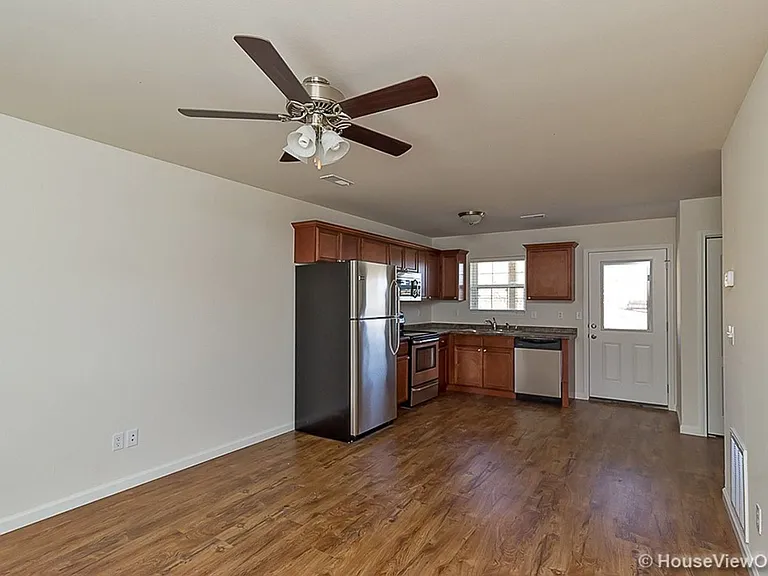192 Lotus Dr — Photo 2