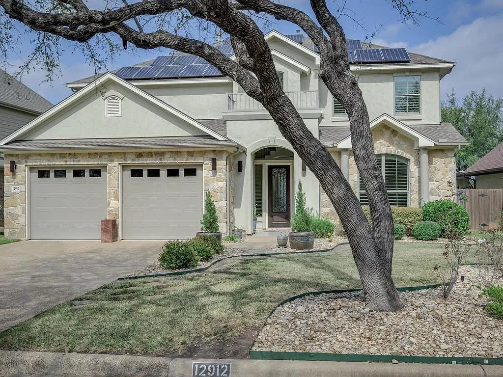 5 bed, 4.0 bath, 3894 sqft, $5,200 — Photo 2