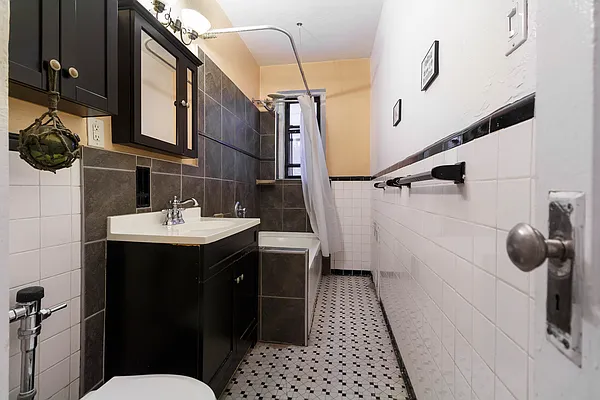 Sold by R New York | media 9