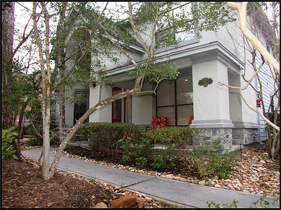 COVERED FRONT PORCH WELCOMES YOU HOME.