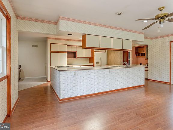 5th image of 15930 Irish Ave