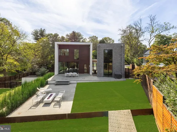 9119 Levelle Dr, Chevy Chase, MD 20815