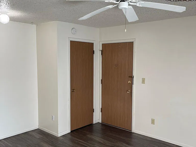 528 S Van Buren St #12 — Photo 7