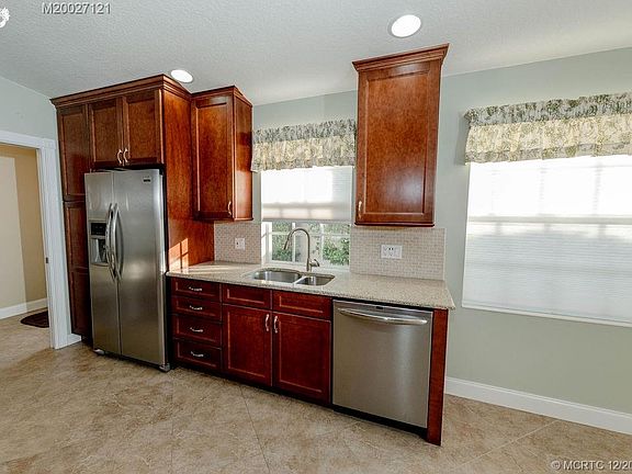 5th image of 1528 SW Shady Lake Ter