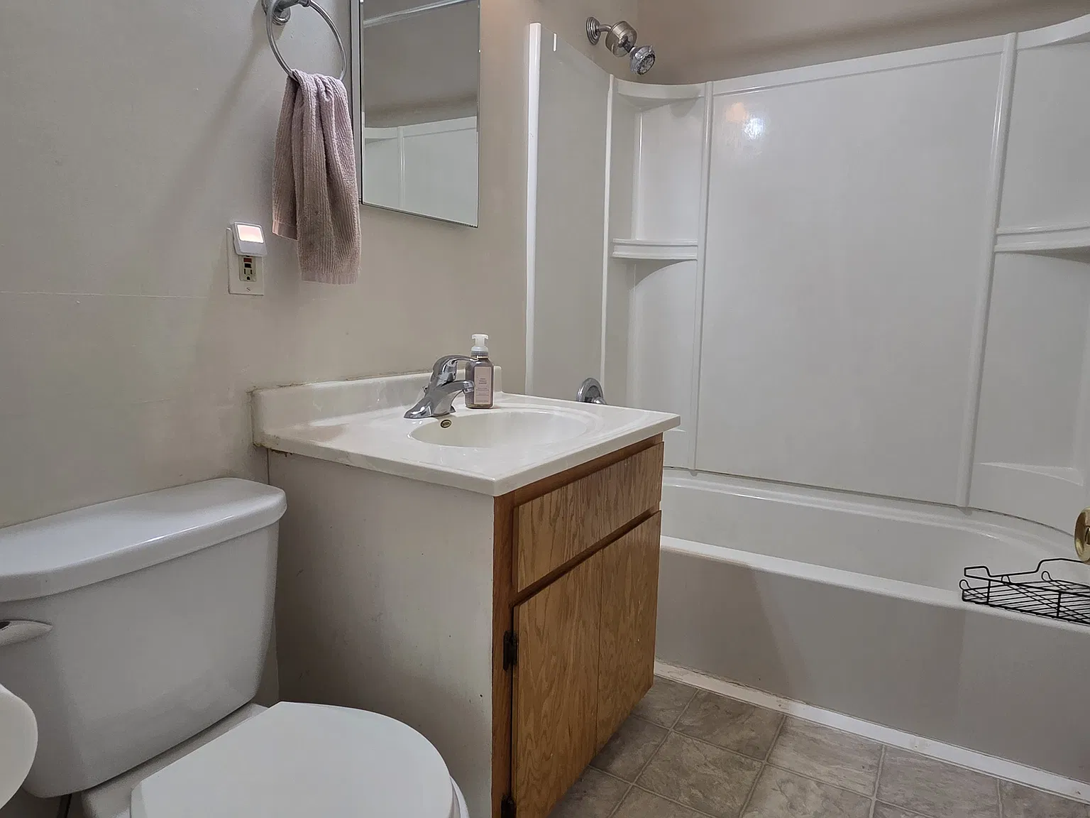 5 bed, 1272 sqft, $2,050 — Photo 4