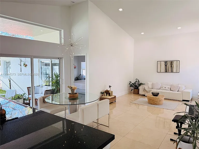 646 Stanton Dr — Photo 9