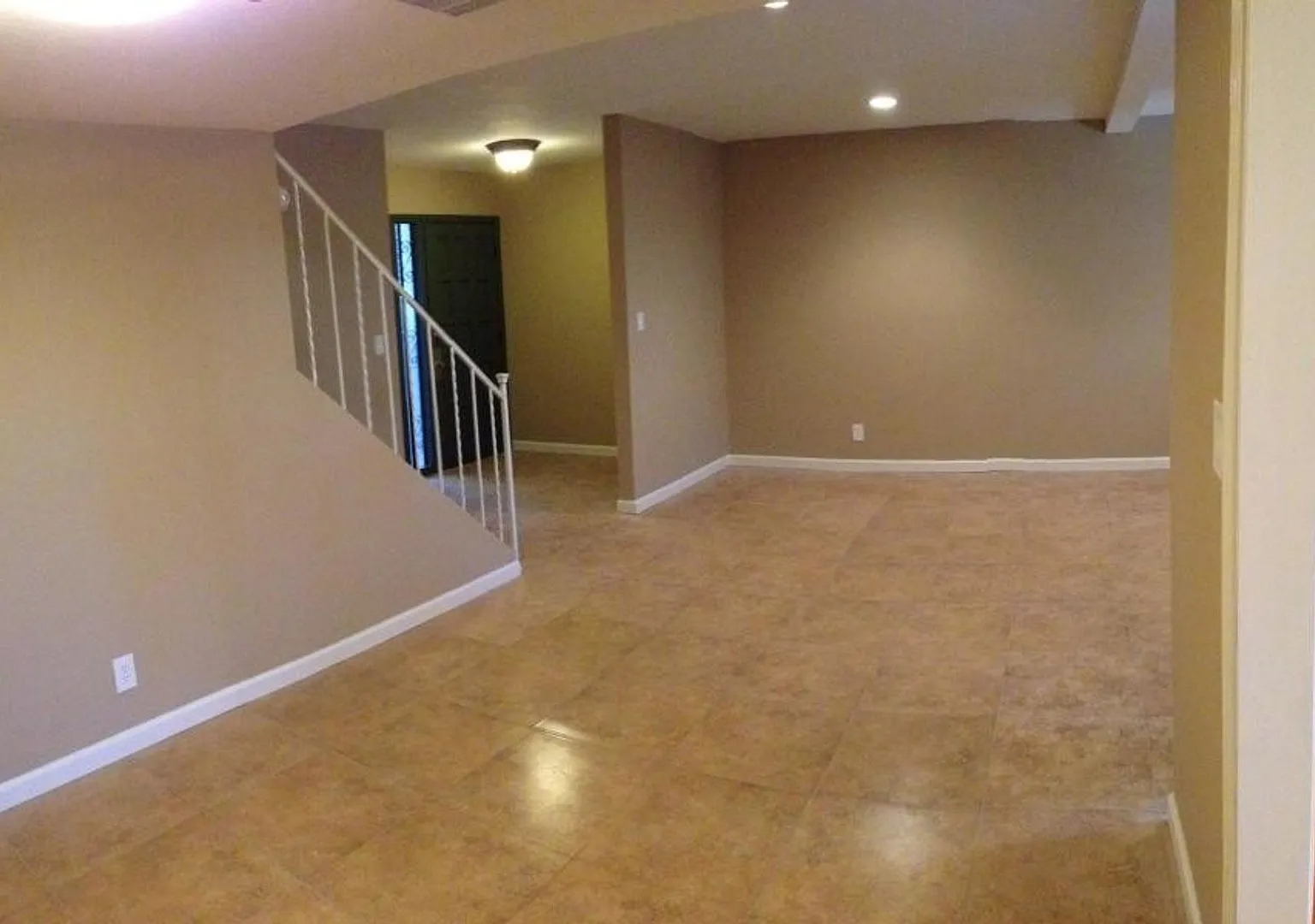 Great Updated, Remodeled Home, A/C, Community Pool, Covered Parking — Photo 2