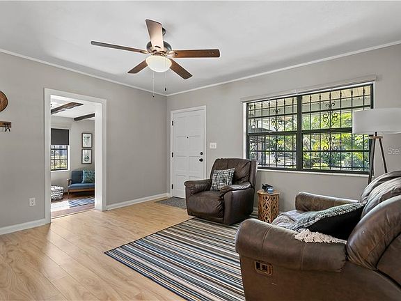 5th image of 1410 E Knollwood St