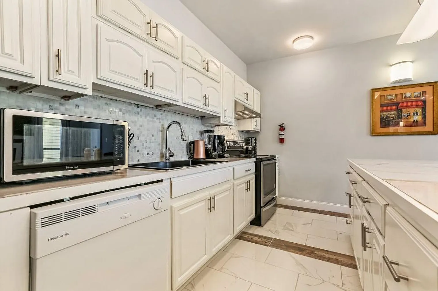 3 bed, 2.0 bath, $7,438 — Photo 2
