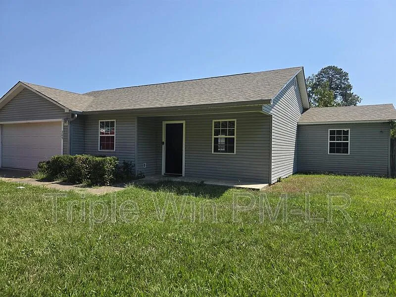 4 bed, 2.0 bath, 1290 sqft, $1,495 — Photo 3