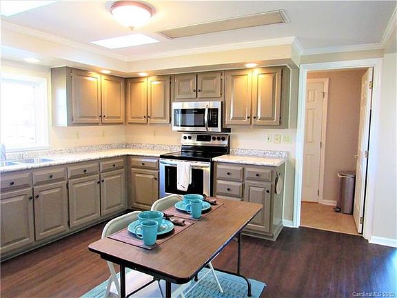 5th image of 420 Riverwind Dr