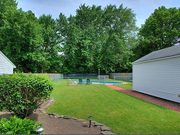 5th image of 23872 Lucille Dr