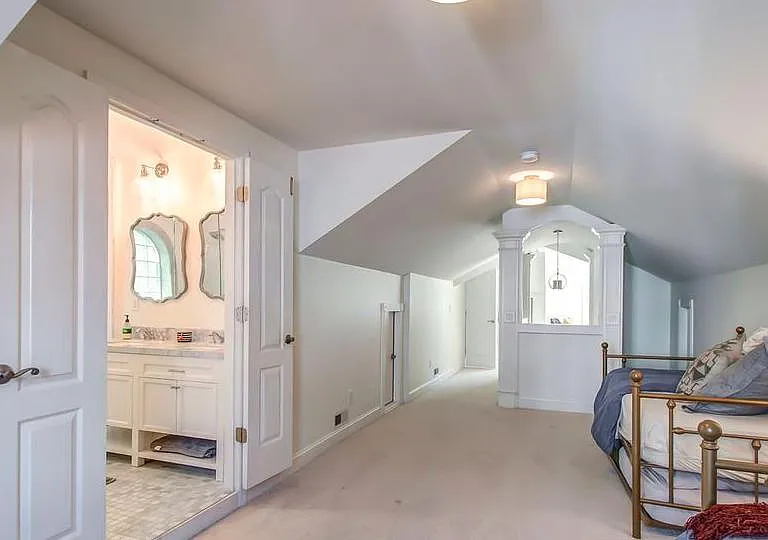 Upstairs bedroom & bathroom