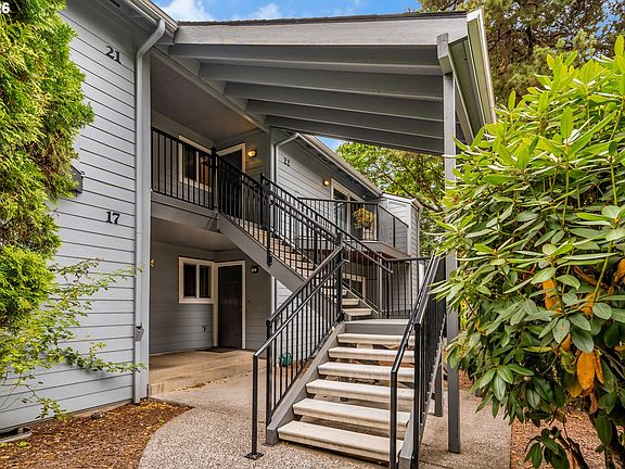 3rd image of 1040 SE Columbia Ridge Dr APT 22