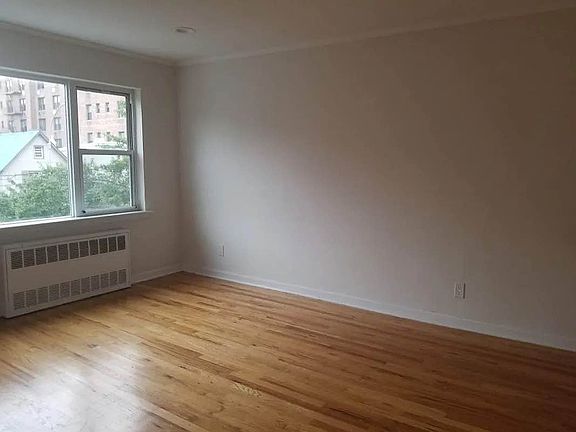 4th image of 2543 Crescent St #3