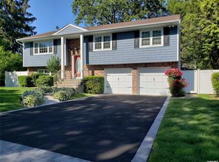 18 Tucker Ct, Melville, NY 11747