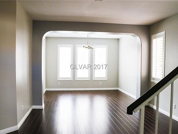 3rd image of 909 Washington Oaks St