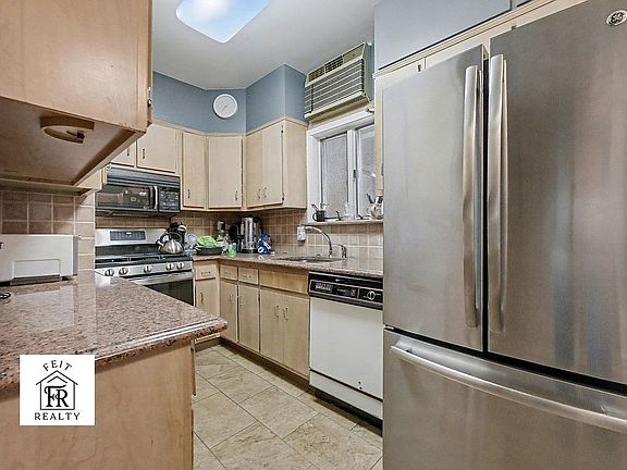 4th image of 2811 Avenue I