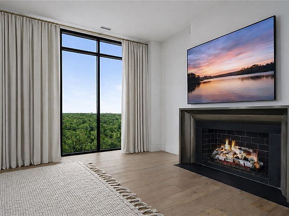 3rd image of 2425 Peachtree Rd #1806